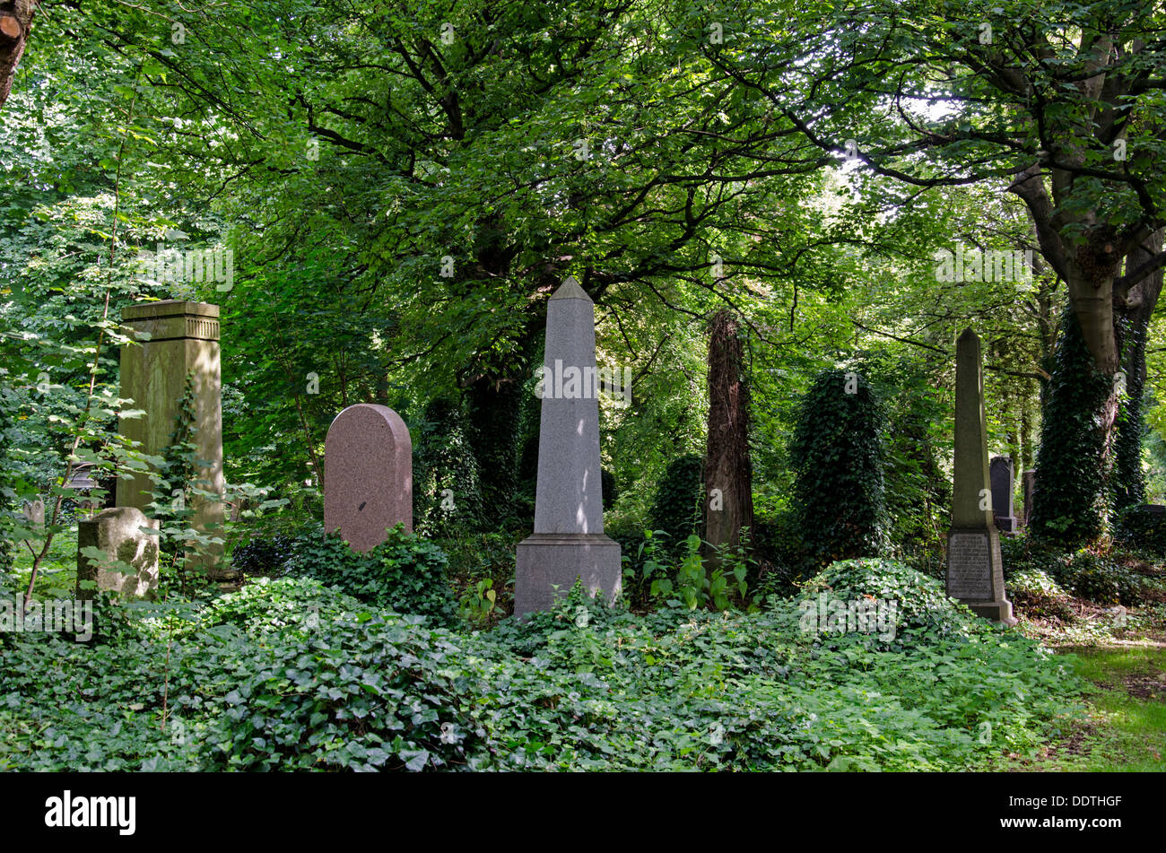 Un domaine négligé et envahi de Warriston cimetière à Édimbourg. Banque D'Images