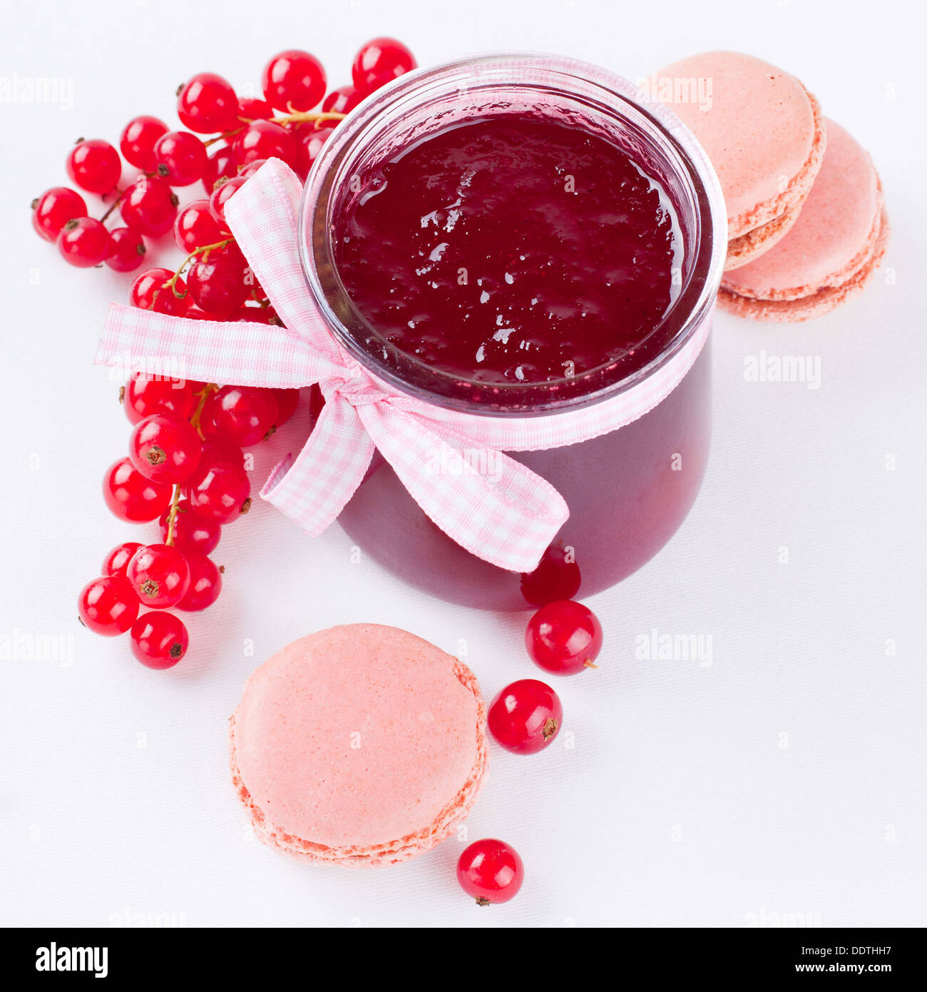 Gelée de groseille rouge, doux et rose en plongée des macarons Banque D'Images