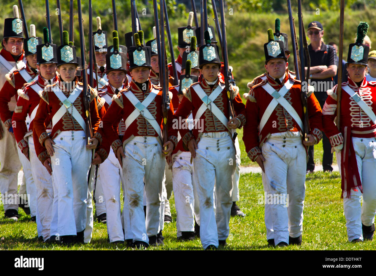 Reconstitution de la guerre de 1812 Le fort George Niagara sur le lac Ontario Canada marche d'infanterie Banque D'Images