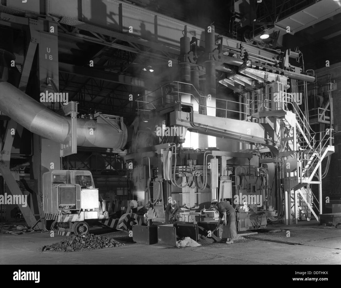 Chargement d'un four électrique à arc, Park Gate Iron & Steel Co, Rotherham, South Yorkshire, 1964. Artiste : Michael Walters Banque D'Images