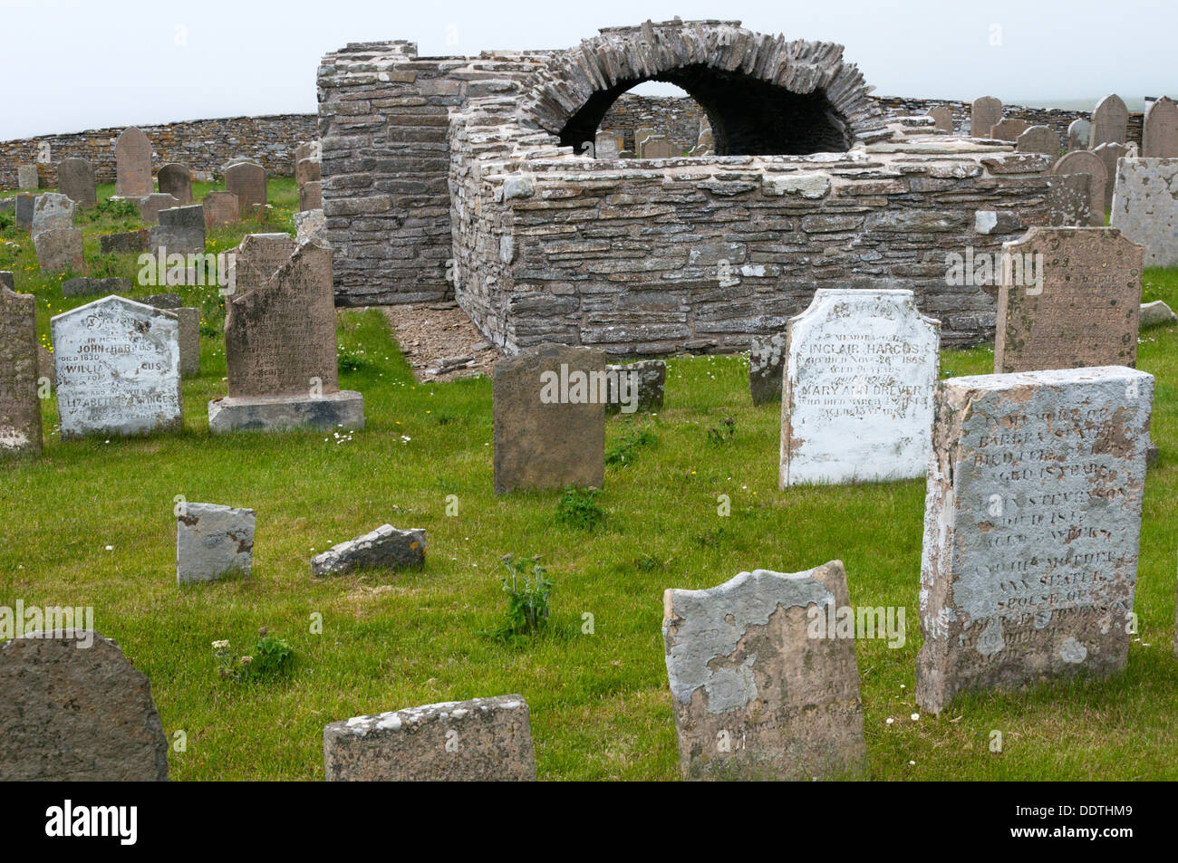Le reste de la 12e siècle Croix scandinave église Kirk à Tuquoy sur Westray, Orkney. Banque D'Images