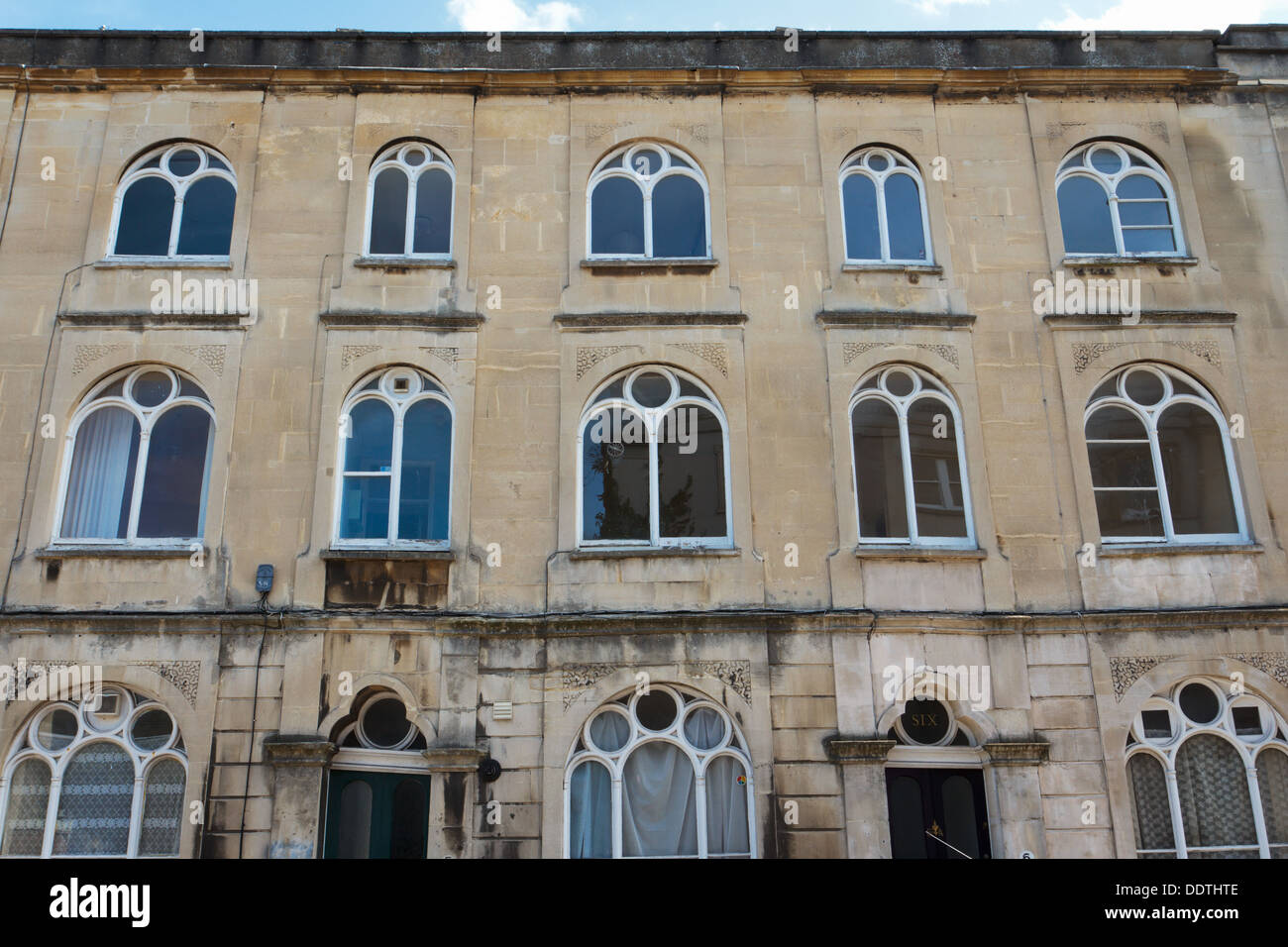 Terrasse avec Regency répétant fenêtres et portes cintrées à Clifton, Bristol. Banque D'Images