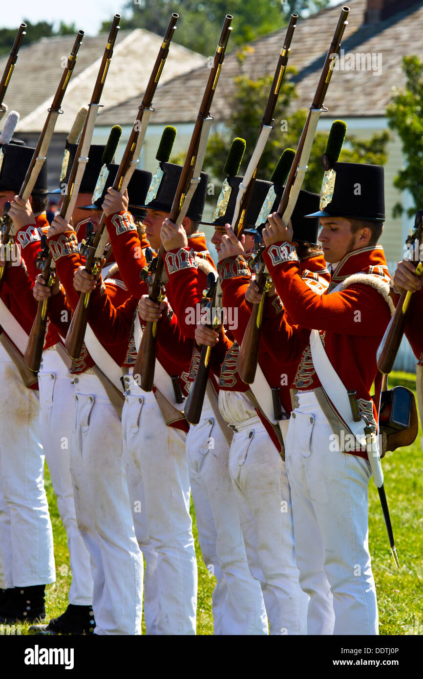 Reconstitution de la guerre de 1812 Le fort George Niagara sur le lac Ontario Canada sur le défilé d'infanterie Banque D'Images