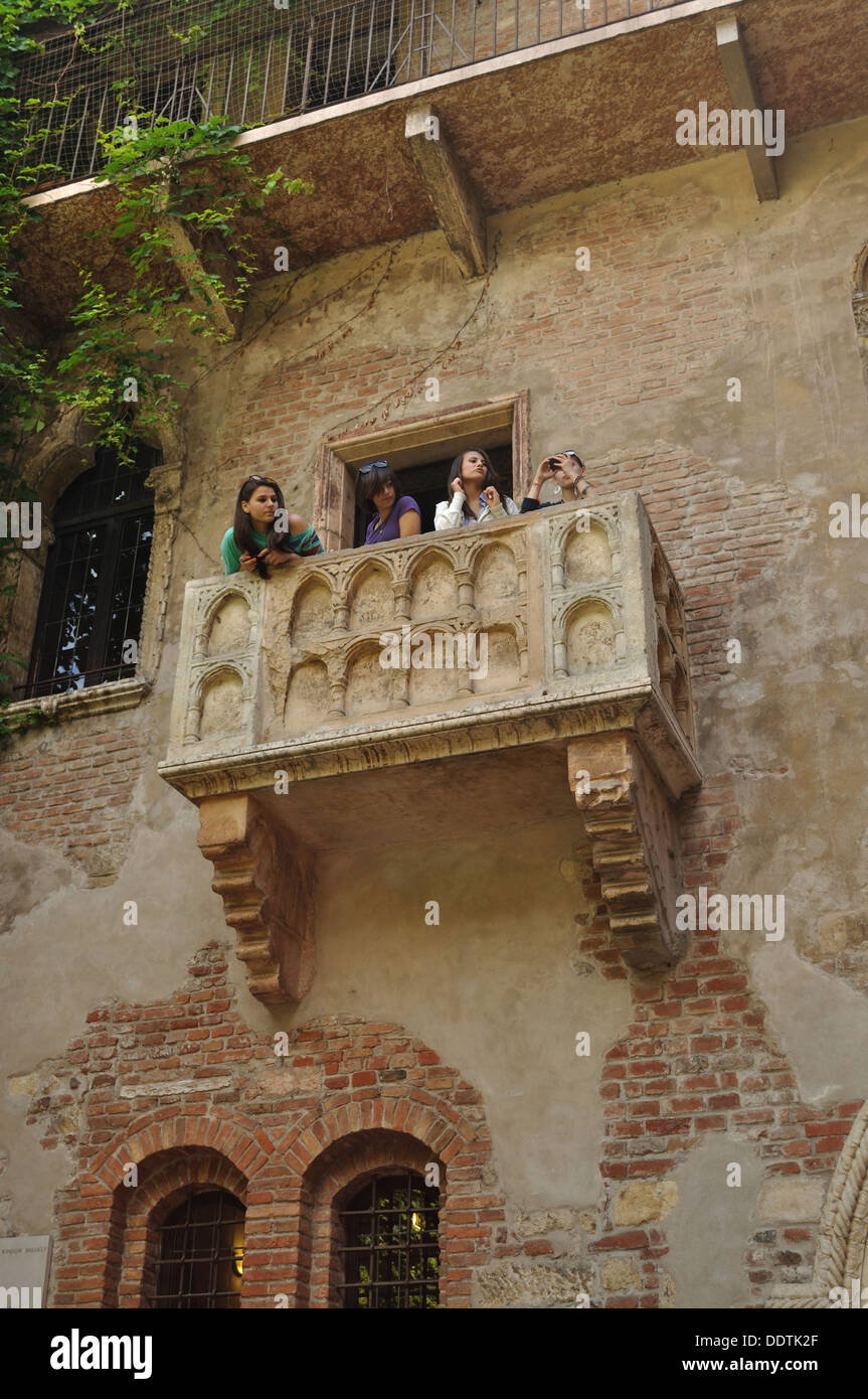 Quatre jeunes les Juliets regarder dehors de son balcon dans la Casa di Giulietta, Vérone. Banque D'Images