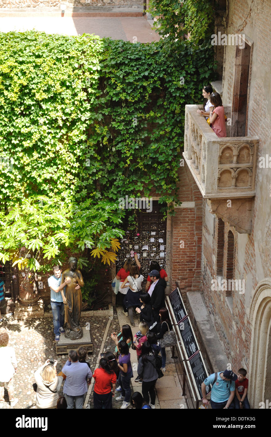 Cour de la Casa di Giulietta, Vérone, avec deux futurs Juliets sur le balcon. Banque D'Images