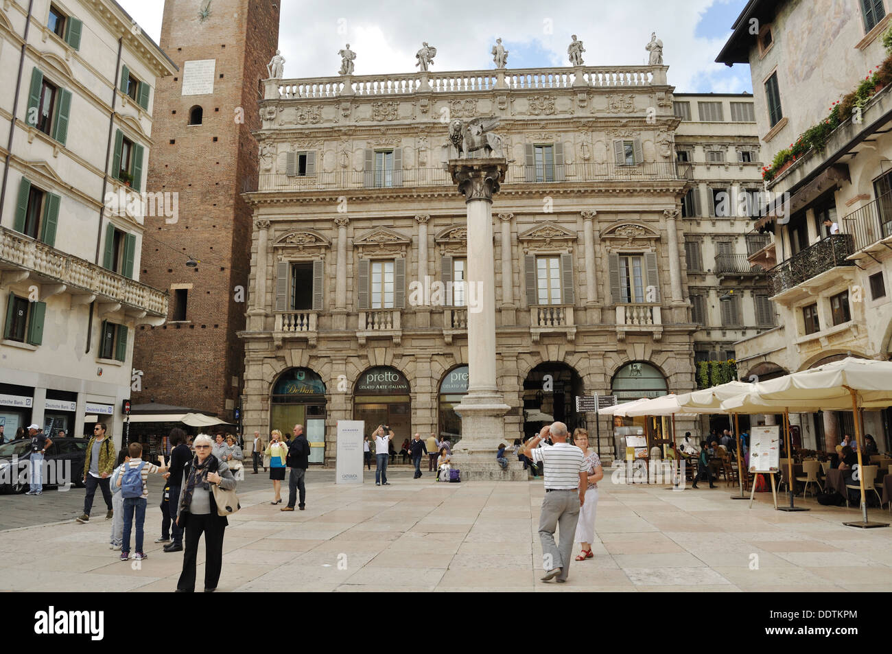 Piazza delle Erbe, Vérone. Banque D'Images