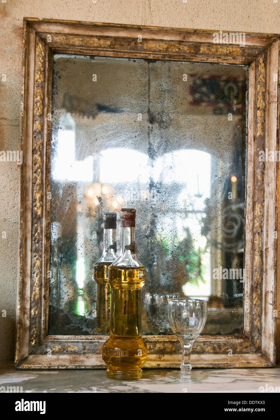 Une bouteille en verre et en face d'un miroir Banque D'Images