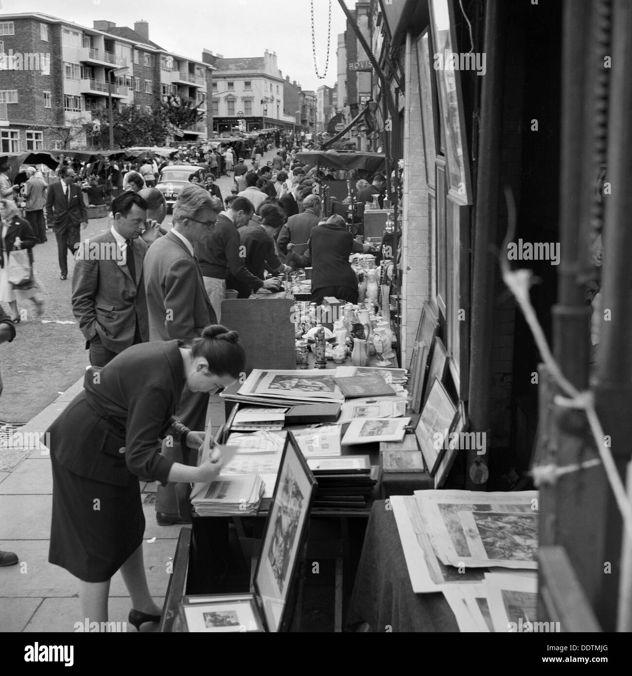 La rue du marché, Portobello Road, Kensington, Londres, 1962-1964. Artiste : John Gay Banque D'Images