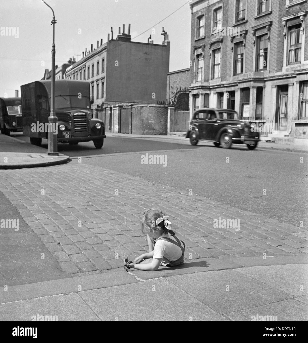 Enfant s'ennuie, Grand Londres, 1960-1965. Artiste : John Gay Banque D'Images