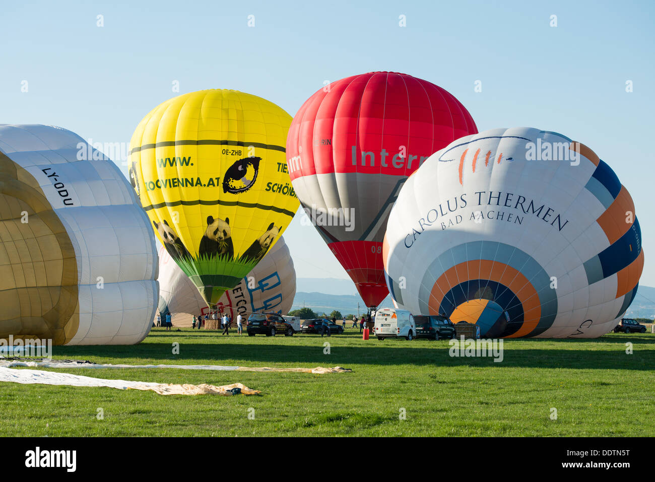 Piestany (Slovaquie). 6 septembre 2013. Un groupe de montgolfières colorées en préparation pour le vol à la 1re Balloon megafiesta sur Septembre 6th, 2013 à Piestany, Slovaquie Crédit : Lubos Paukeje/Alamy Live News Banque D'Images