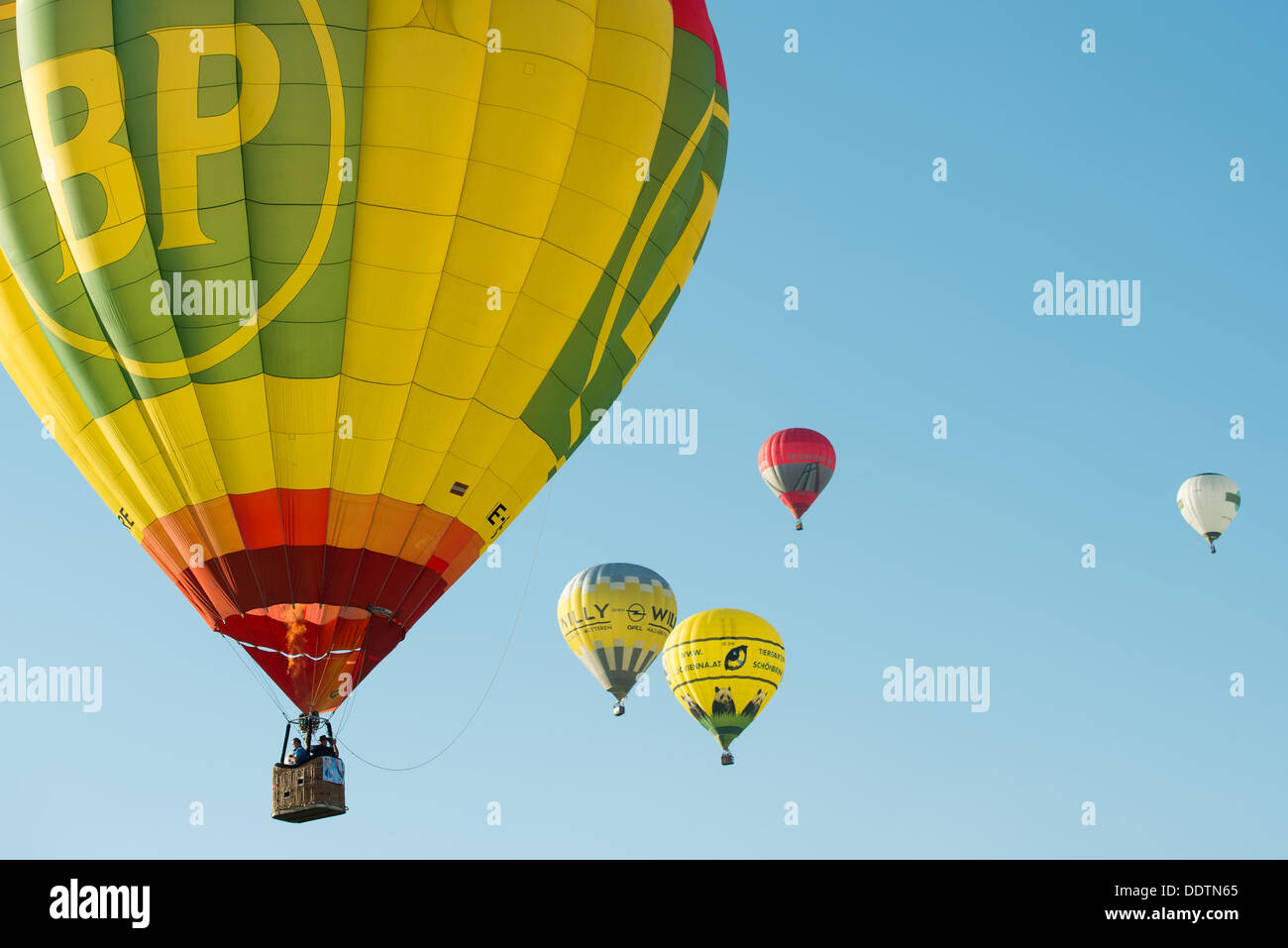 Piestany (Slovaquie). 6 septembre 2013. Un groupe de ballons colorés montent à la 1re Balloon megafiesta sur Septembre 6th, 2013 à Piestany, Slovaquie Crédit : Lubos Paukeje/Alamy Live News Banque D'Images