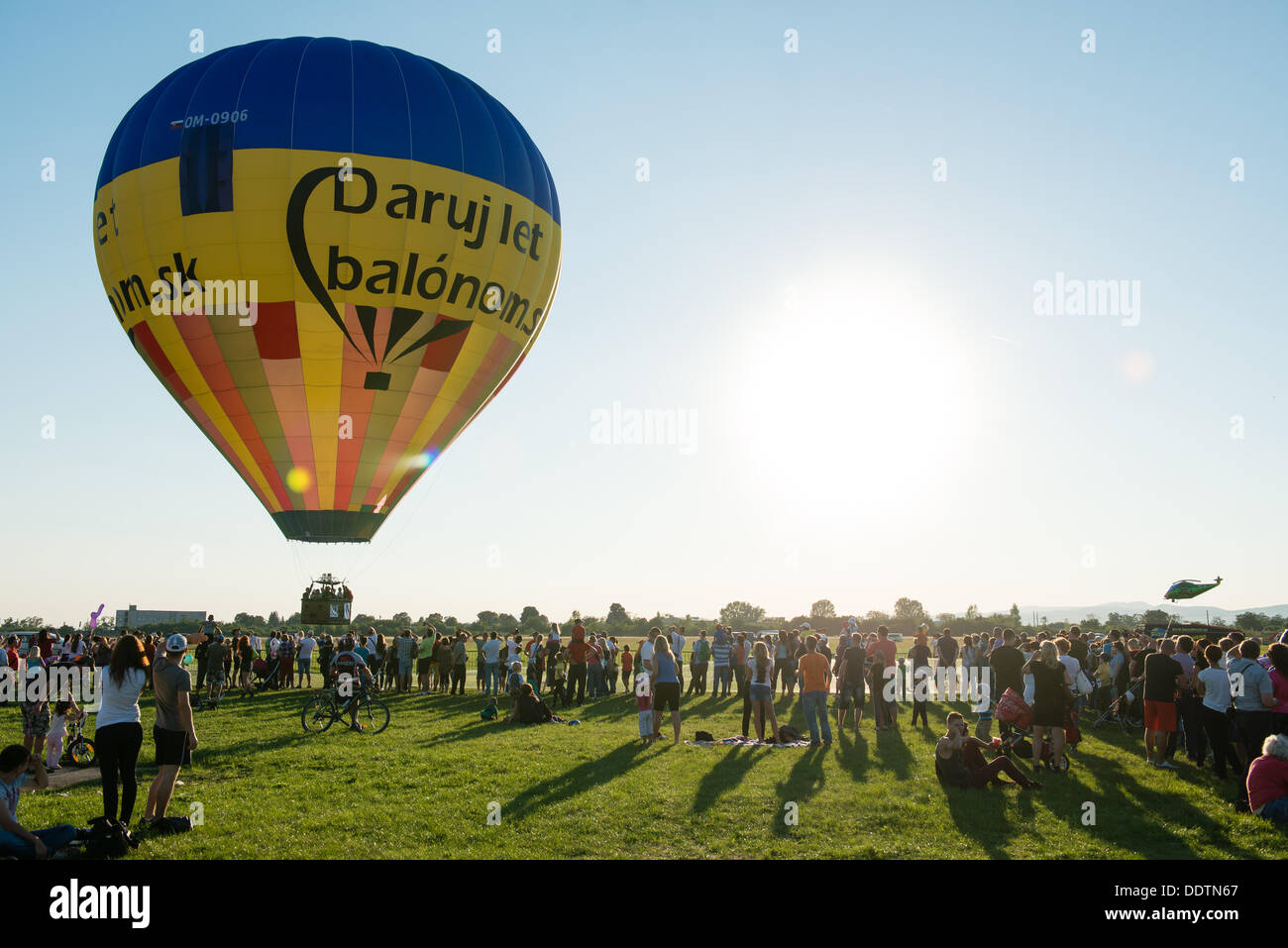 Piestany (Slovaquie). 6 septembre 2013. La foule regarder décoller de ballon coloré au cours de la 1ère Montgolfière sur megafiesta Septembre 6th, 2013 à Piestany, Slovaquie Crédit : Lubos Paukeje/Alamy Live News Banque D'Images