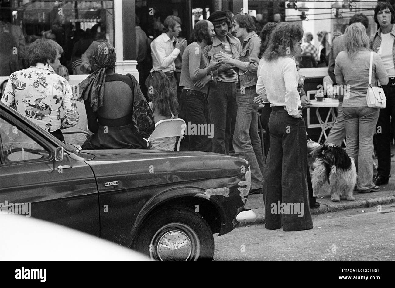 Les gens de l'extérieur d'un pub, Battersea, Londres, 1973. Artiste : John Gay Banque D'Images