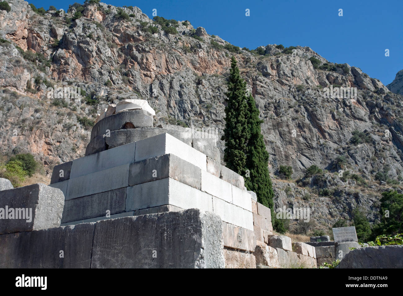 Le trépied d'Palataea, Delphes, Grèce. Artiste : Samuel Magal Banque D'Images
