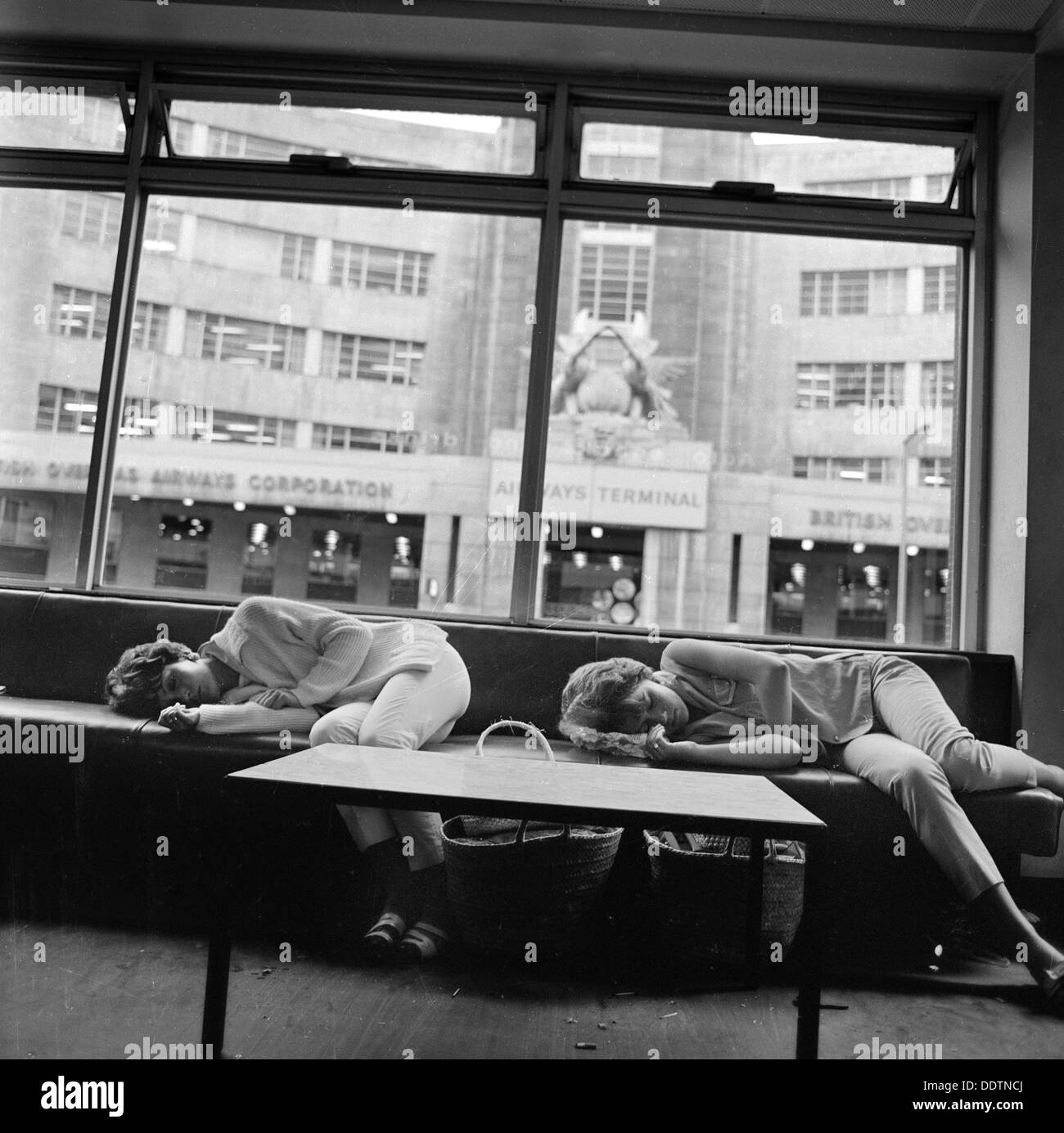 La femme endormie dans une zone d'attente, de l'Air Terminus de la BOAC, Londres, 1960-1972. Artiste : John Gay Banque D'Images