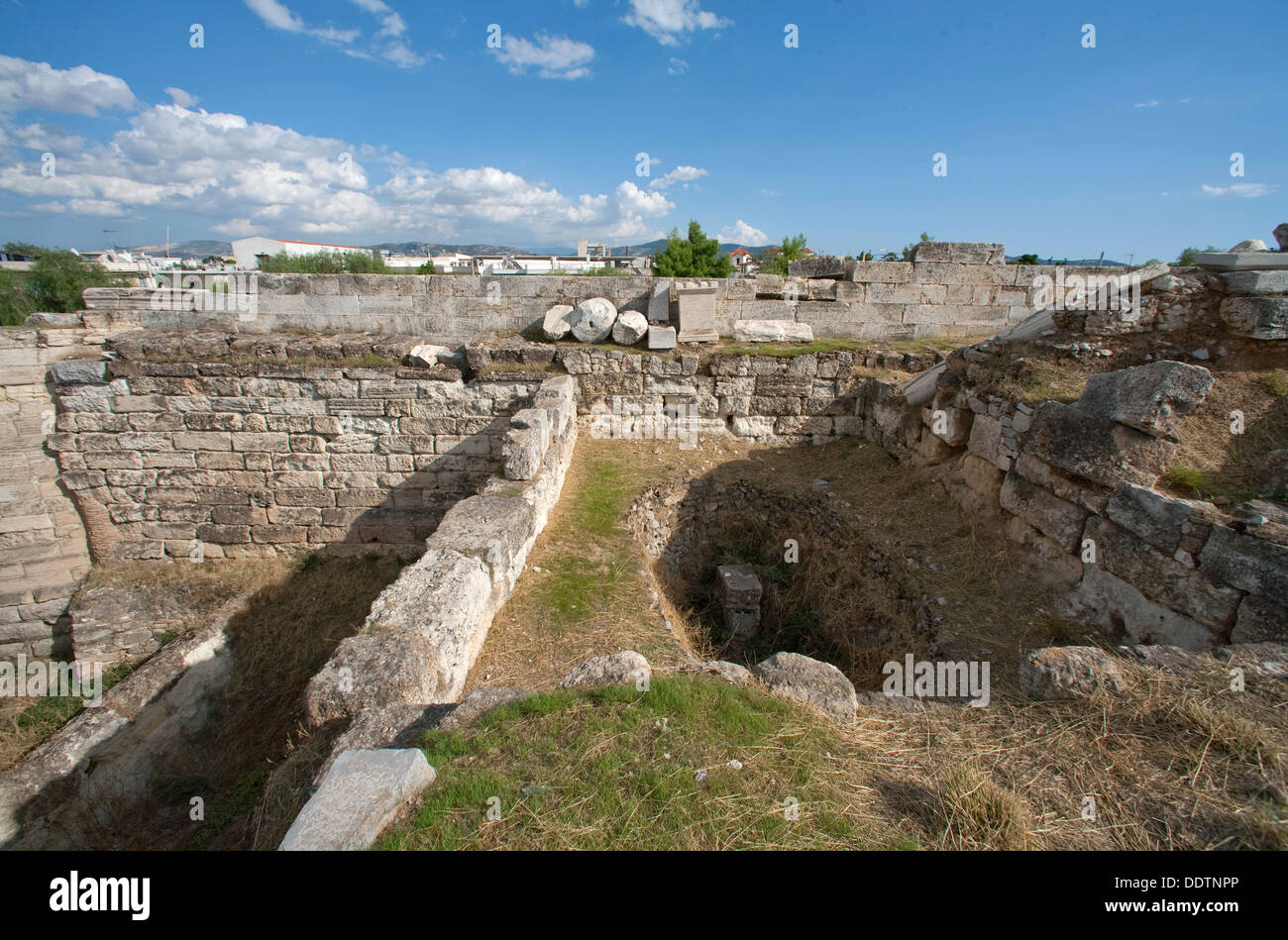 Les citernes à Eleusis, en Grèce. Artiste : Samuel Magal Banque D'Images