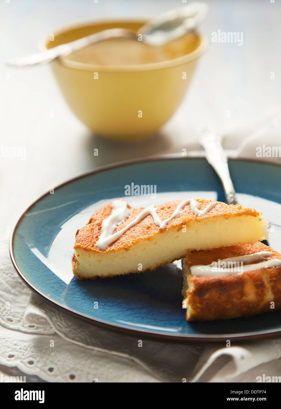 Tranches de gâteau Ricotta cuite au four avec de la crème Banque D'Images