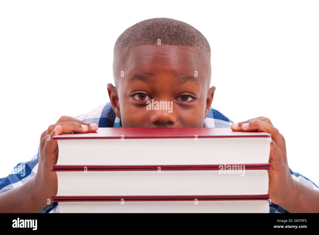 African American school boy avec une pile de livre, isolé sur fond blanc - les noirs Banque D'Images