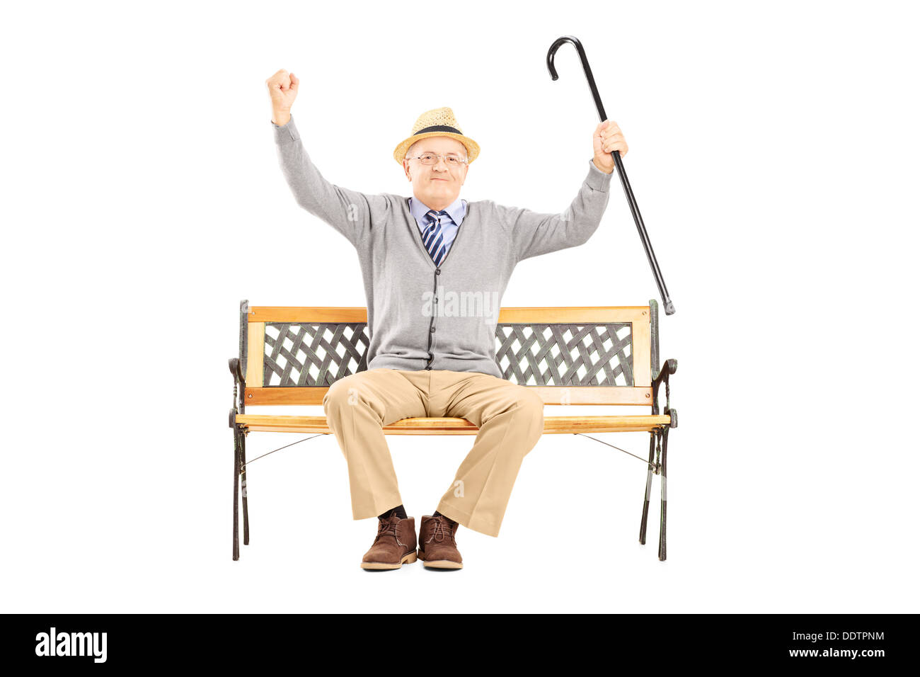 Happy Senior homme assis sur un banc en bois et les gestes du bonheur Banque D'Images