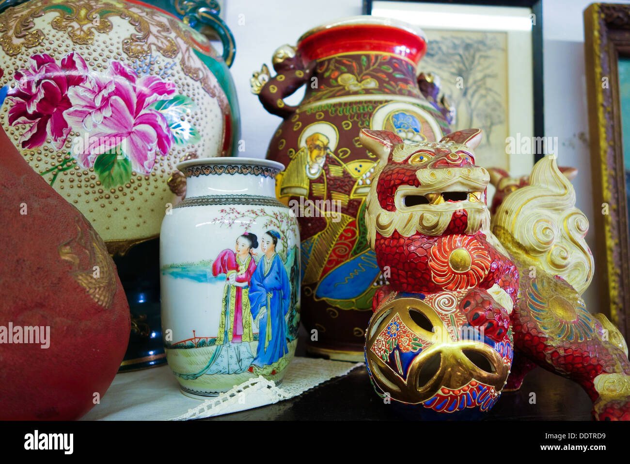 Divers vases de style oriental ou asiatique et de figurines dans une boutique d'antiquités. Banque D'Images