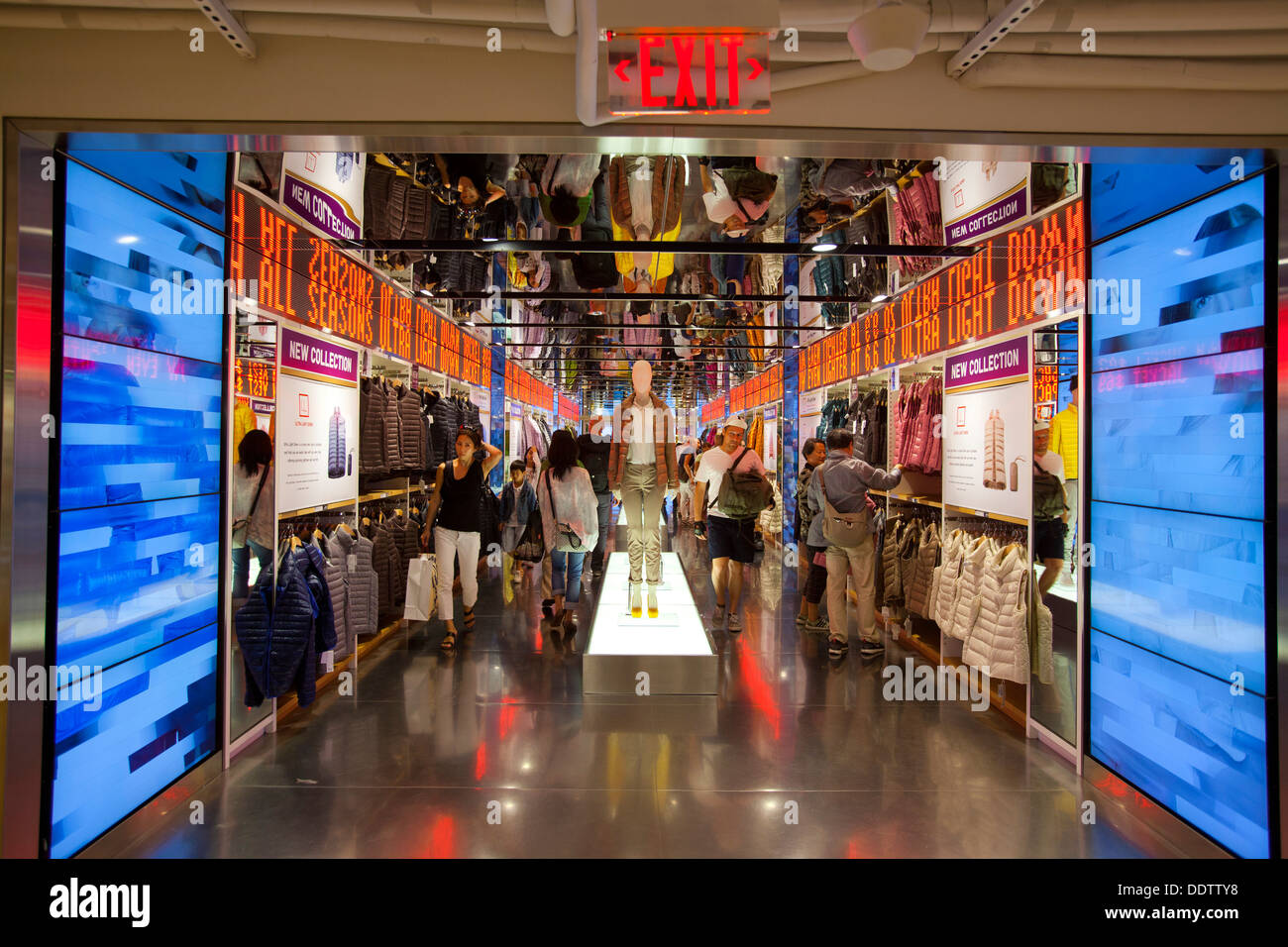 Uniqlo Flagship store, sur la 5e Avenue, Manhattan, New York, États-Unis  d'Amérique Photo Stock - Alamy
