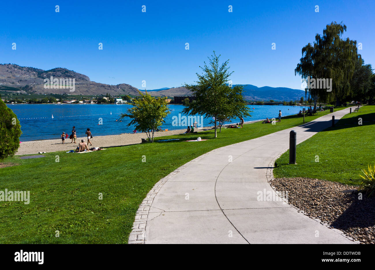 Plage au bord du lac et promenade. Ososyoos, région Okanagan-Similkameen, British Columbia, Canada. Banque D'Images