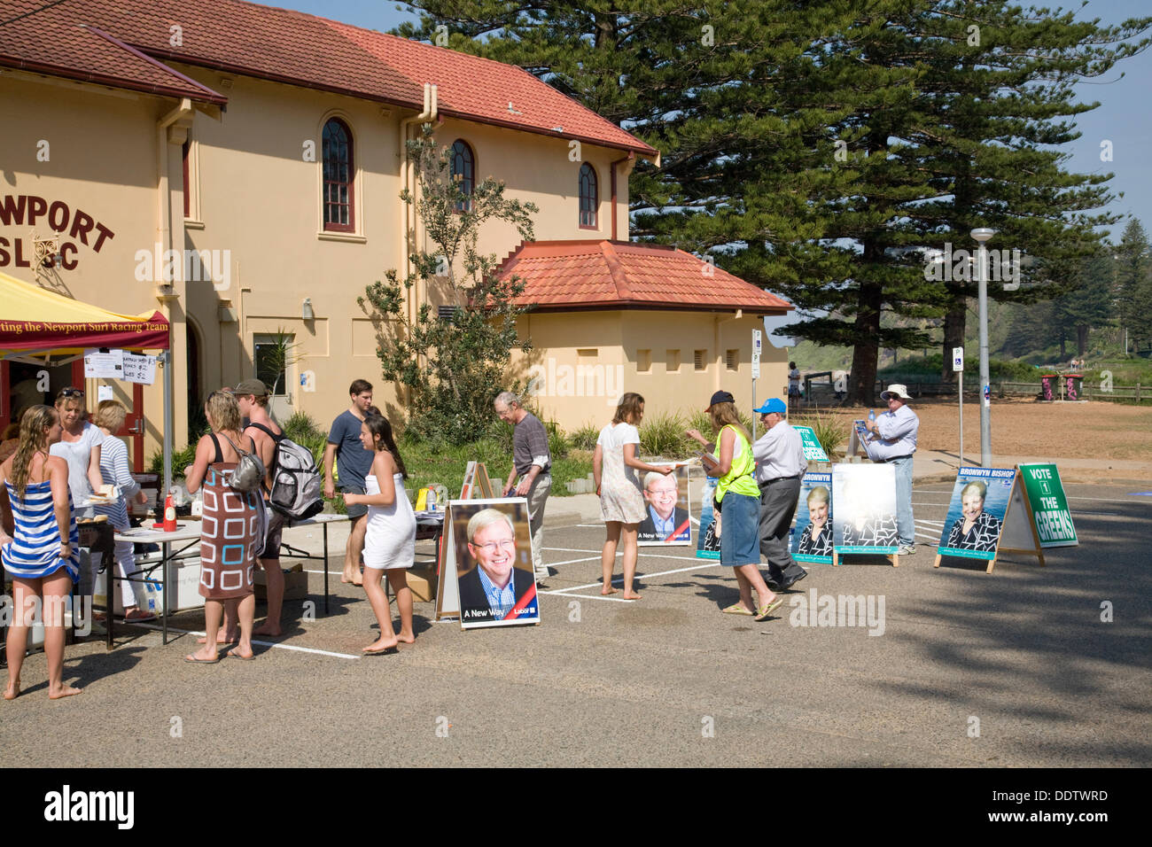 Nouvelle-Galles du Sud, Australie. 7th septembre 2013. Election fédérale australienne, les Australiens votant le samedi 7th septembre 2013 au club de surf de Newport Beach sur les plages du nord de Sydney, les assistants ont préparé un barbecue à l'extérieur du club de surf, Newport Beach, Nouvelle-Galles du Sud, Australie Credit: martin berry/Alay Live News Banque D'Images