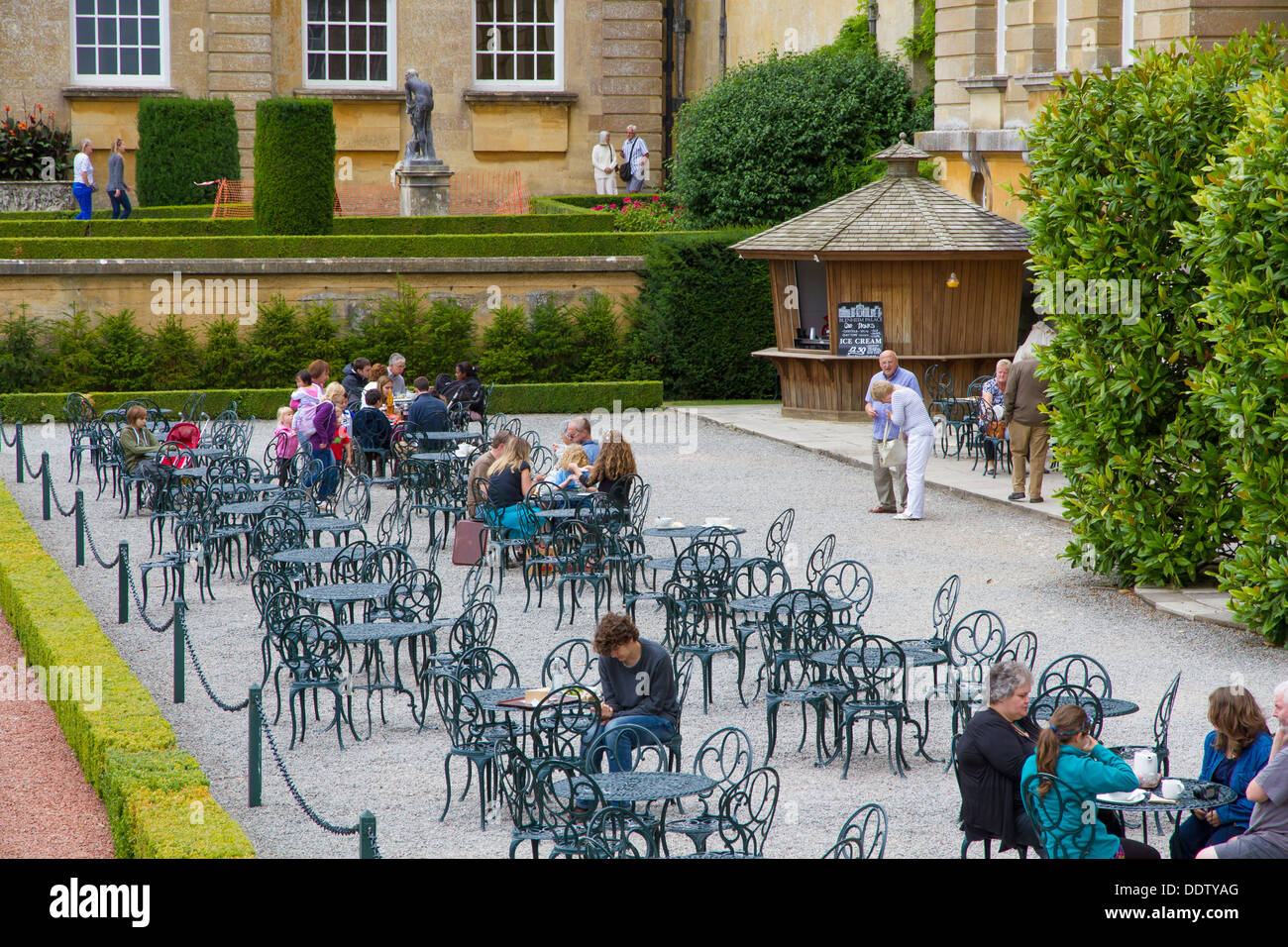 Coin salon extérieur à l'eau Terrasse Café à Blenheim Palace à Woodstock, Oxfordshire, Angleterre. Banque D'Images