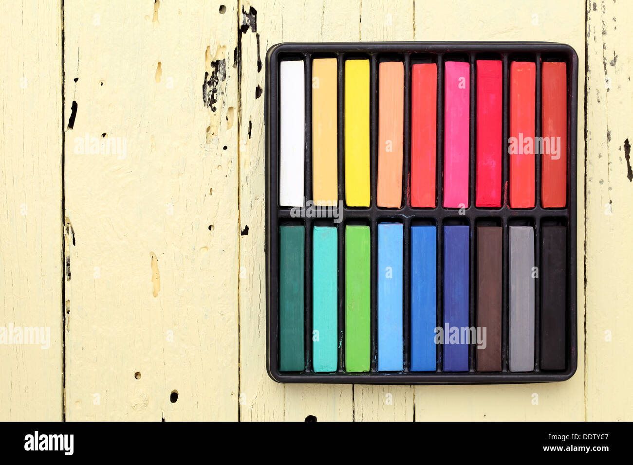 Crayons de couleur sur un fond de bois Banque D'Images