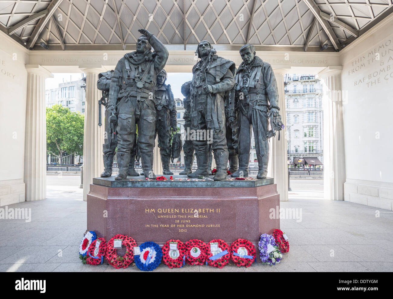 Le monument commémoratif du Bomber Command de la RAF, Green Park, Londres - dévoilé par la reine Elizabeth II en 2012 - Les statues de l'équipage héroïque de la seconde guerre mondiale et des couronnes de coquelicots Banque D'Images