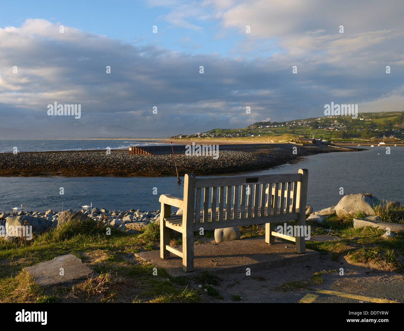 Banc vide donnant sur la baie de Cardigan au Pays de Galles, Royaume-Uni Banque D'Images