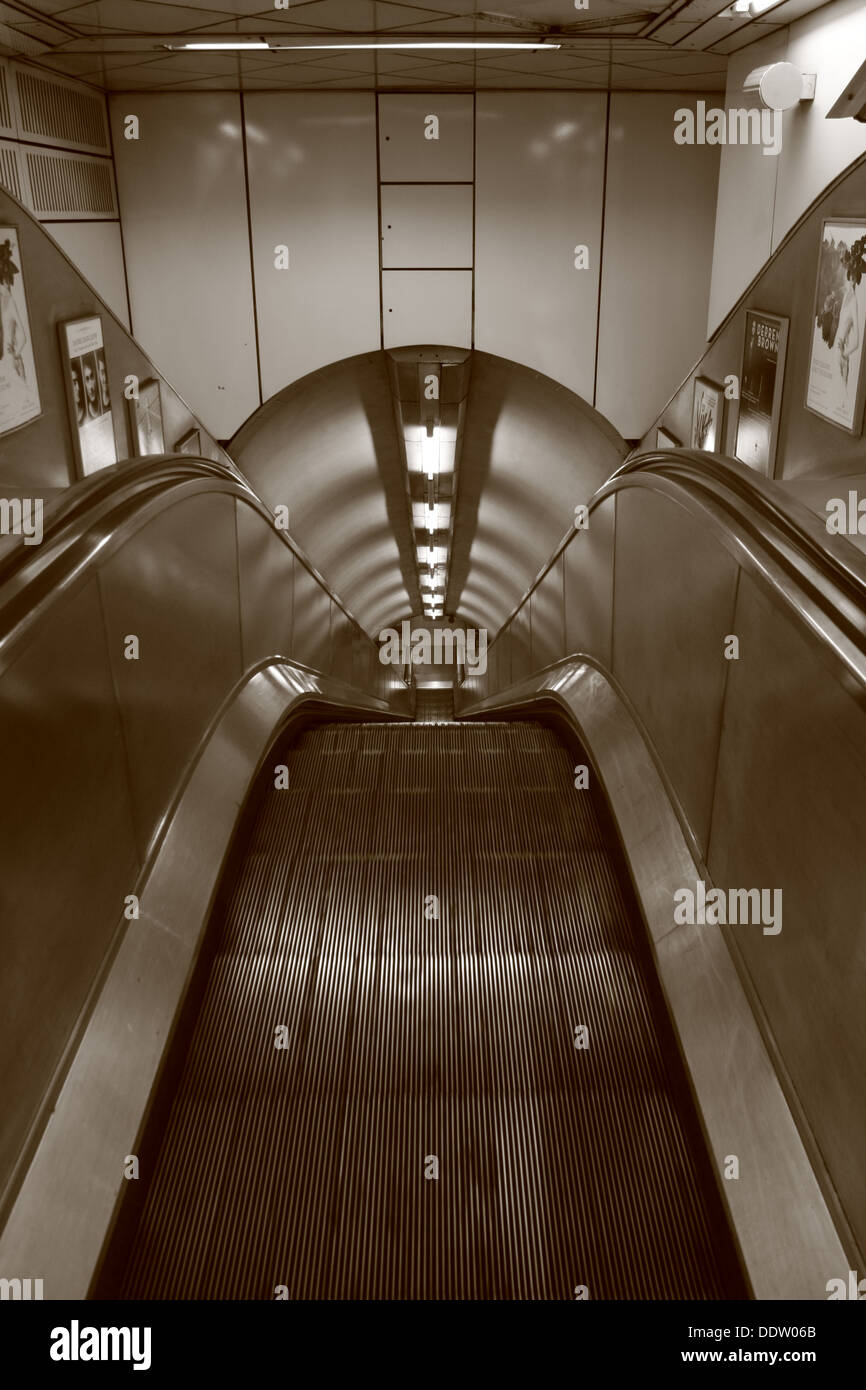 Une remontée d'aller loin vers le bas dans le Londres sous sol Banque D'Images