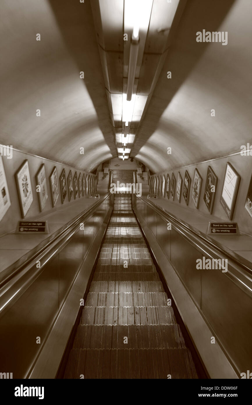 Une remontée d'aller loin vers le bas dans le Londres sous sol Banque D'Images