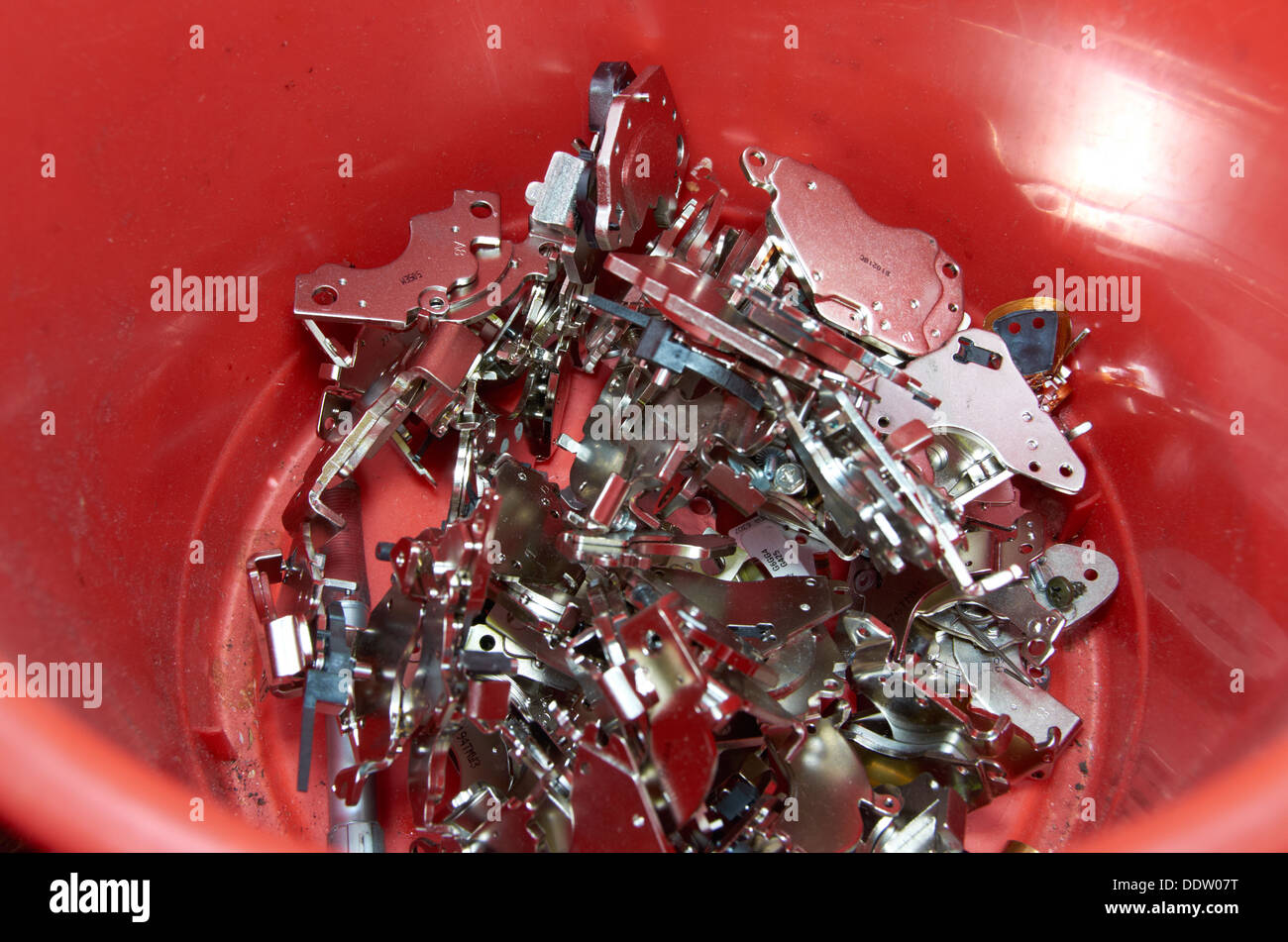 Pièces d'ordinateur démonté et recyclé pour leurs métaux précieux et précieux des aimants. Banque D'Images