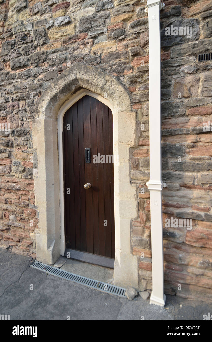 Porte latérale en bois d'une église Banque D'Images