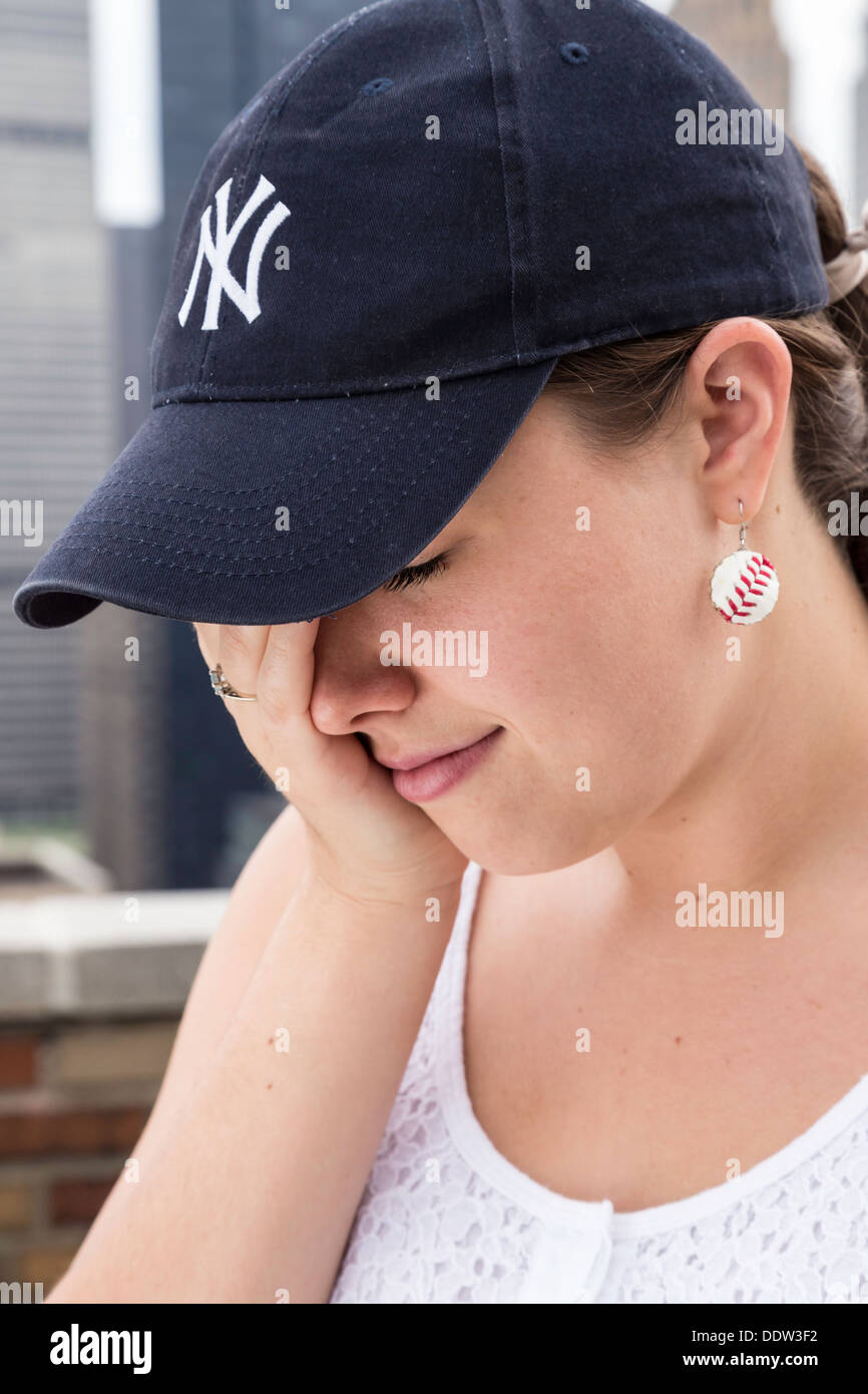 Jeune femme Yankees Fan réagir à la mauvaise saison de l'équipe, NYC, USA Banque D'Images