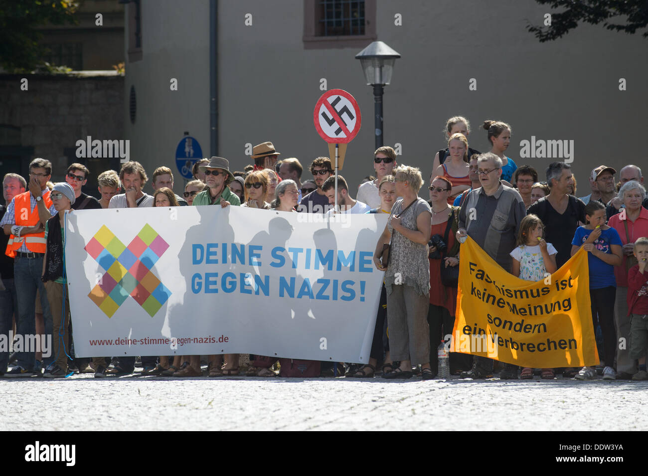 Weimar, Allemagne. 07Th Nov, 2013. Les manifestants tiennent des banderoles lire 'Votre voix contre les Nazis" et "Le fascisme n'est pas une opinion mais un délit" au cours d'une contre-manifestation contre une campagne électorale cas de l'extrême droite NPD in Weimar, Allemagne, 07 septembre 2013. Environ 250 personnes ont manifesté contre l'événement de NPD avec environ 20 personnes. Photo : CANDY WELZ/dpa/Alamy Live News Banque D'Images