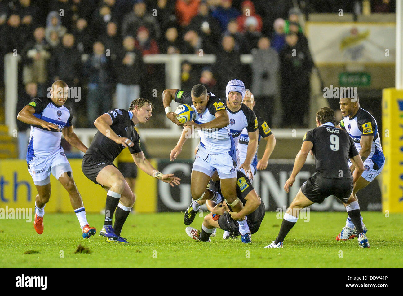 Newcastle, Royaume-Uni. Le 06 août, 2013. Bath's Anthony Watson est abordé par Newcastle au cours de l'Aviva Premiership Rugby match entre Newcastle Falcons et Bath Rugby de Kingston Park Stadium. Credit : Action Plus Sport/Alamy Live News Banque D'Images
