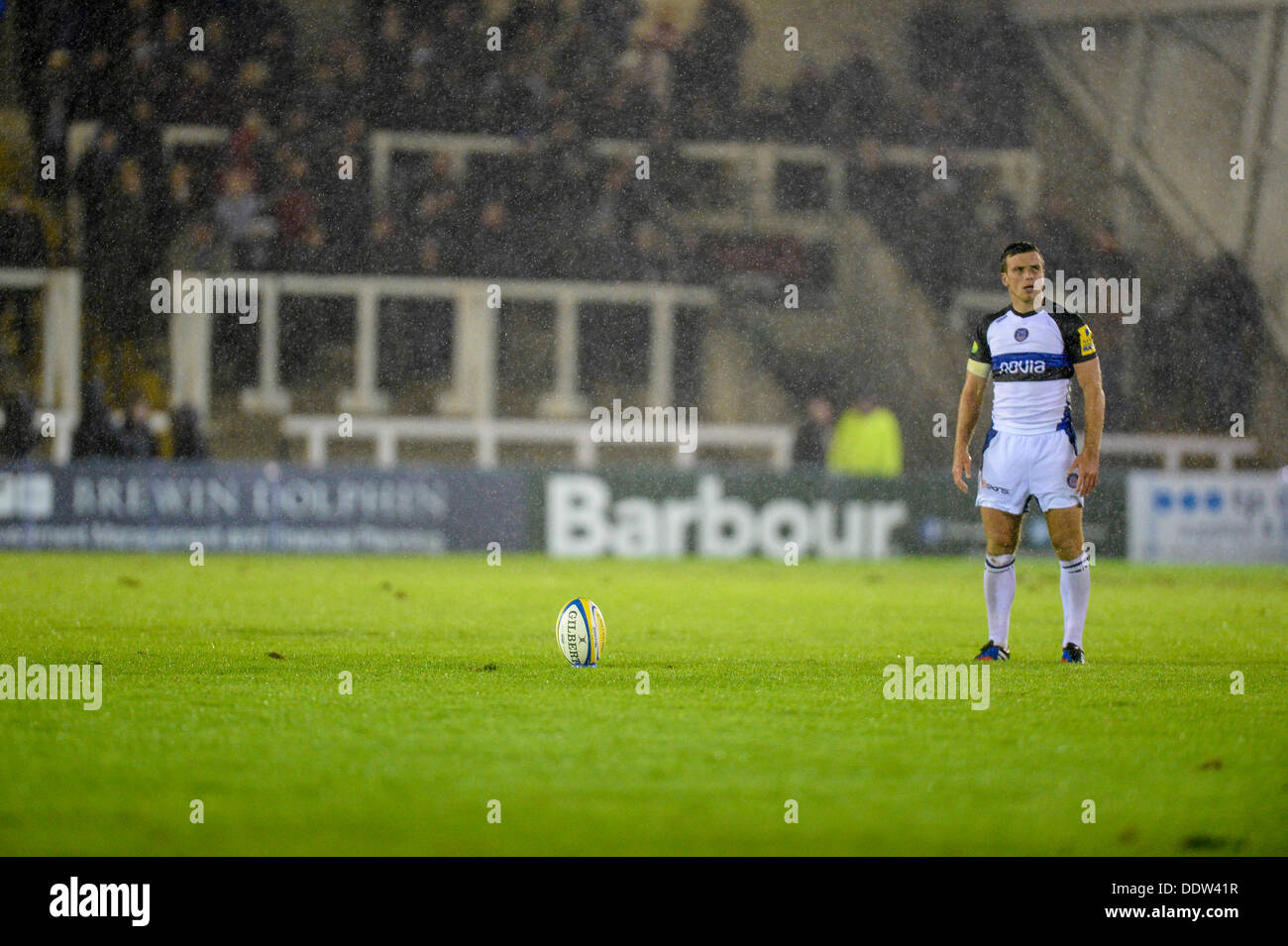 Newcastle, Royaume-Uni. Le 06 août, 2013. George Ford ongles un mort pour Bath Rugby au cours de l'Aviva Premiership Rugby match entre Newcastle Falcons et Bath Rugby de Kingston Park Stadium. Credit : Action Plus Sport/Alamy Live News Banque D'Images