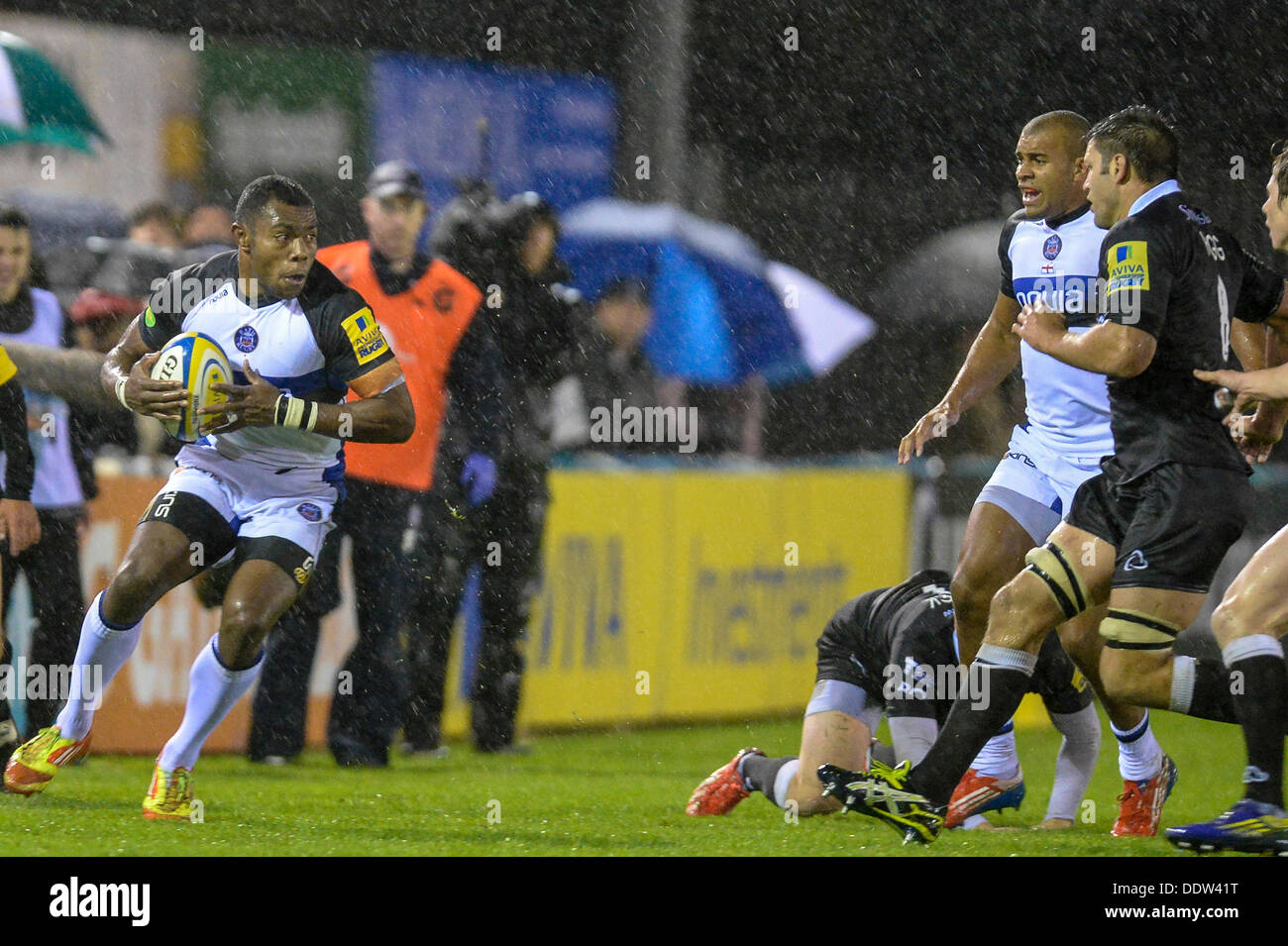 Newcastle, Royaume-Uni. Le 06 août, 2013. Semesa Rokoduguni de Bath Rugby recherche un col au cours de l'Aviva Premiership Rugby match entre Newcastle Falcons et Bath Rugby de Kingston Park Stadium. Credit : Action Plus Sport/Alamy Live News Banque D'Images