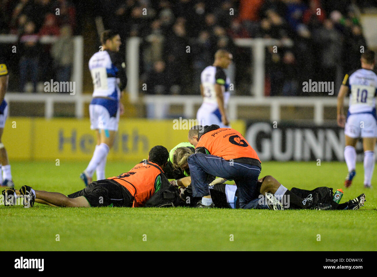 Newcastle, Royaume-Uni. Le 06 août, 2013. Le Newcastle Jamie Helleur reçoit des soins médicaux au cours de l'Aviva Premiership Rugby match entre Newcastle Falcons et Bath Rugby de Kingston Park Stadium. Credit : Action Plus Sport/Alamy Live News Banque D'Images