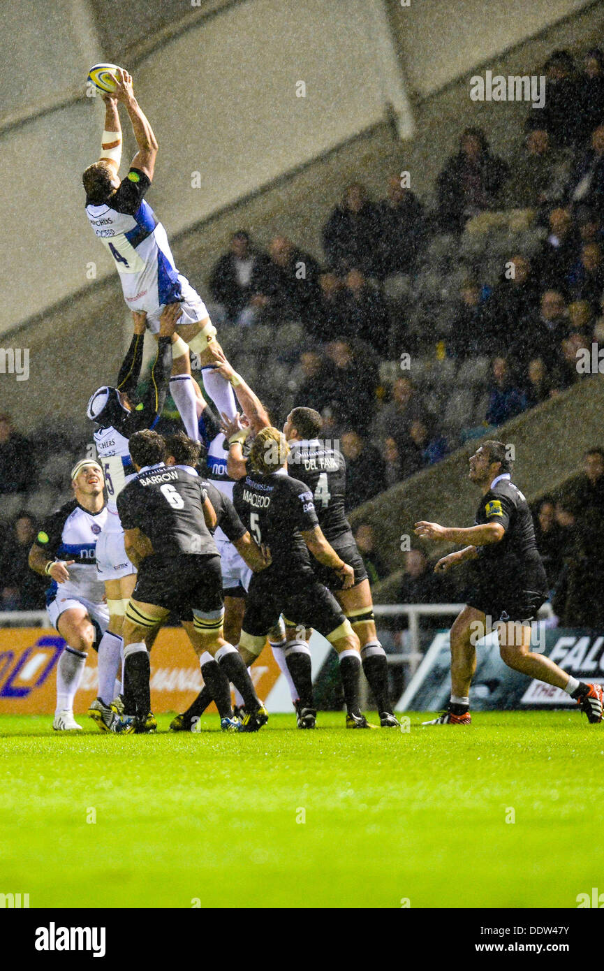 Newcastle, Royaume-Uni. Le 06 août, 2013. Stuart Hooper est maintenu élevé pour une prise au cours de l'Aviva Premiership Rugby match entre Newcastle Falcons et Bath Rugby de Kingston Park Stadium. Credit : Action Plus Sport/Alamy Live News Banque D'Images