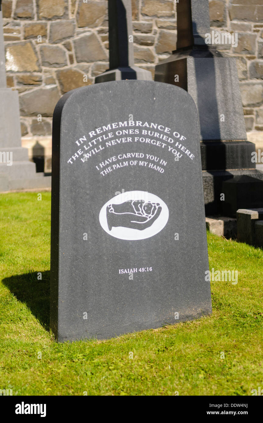 Pierre tombale dans un cimetière de l'église 'en souvenir du peu ceux enterrés ici. Je ne t'oublierai jamais" Banque D'Images