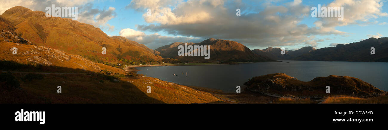 Beinn Bhuidhe au coucher du soleil (à gauche) à Camas Bàn bay le Loch Hourn, Arnisdale, région des Highlands, Ecosse, Royaume-Uni. Banque D'Images