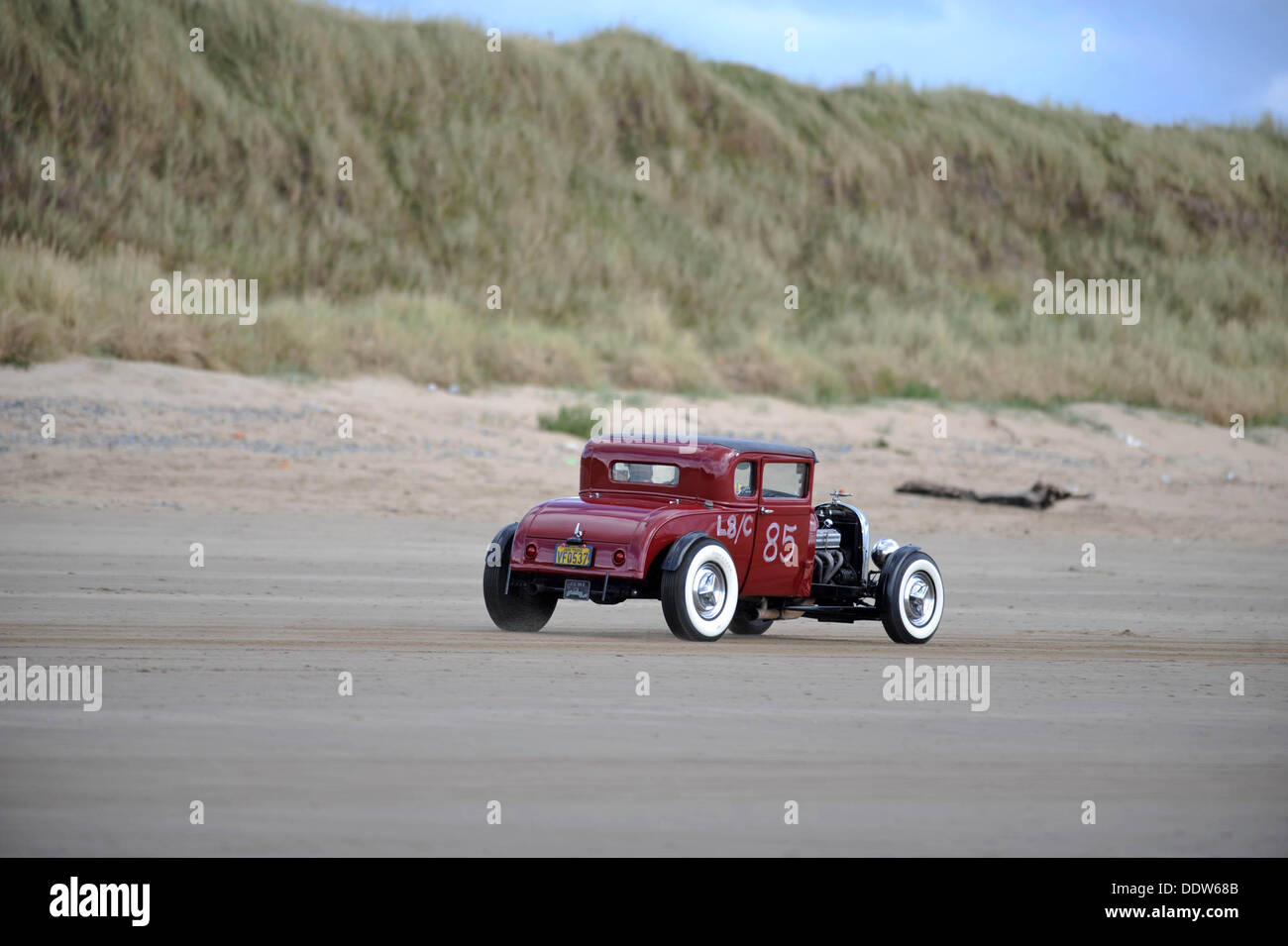 Pendine Sands, Wales, UK . 07Th Nov, 2013. La première assemblée annuelle des courses Amateur Hot Rod à Pendine Sands au large de la côte ouest du pays de Galles d'aujourd'hui. L'événement est organisé par le Vintage Hot Rod Association. © Phil Rees/Alamy Live News Crédit : Phil Rees/Alamy Live News Banque D'Images