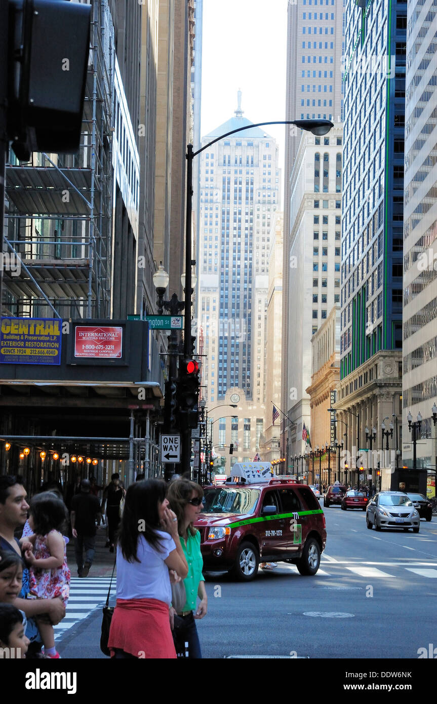 Deux femmes en attente d'arrêt pour changer. Vue sud de la Salle Saint-Jean à Chicago. Chambre de commerce est au bout de la rue. ChicaGO. Banque D'Images