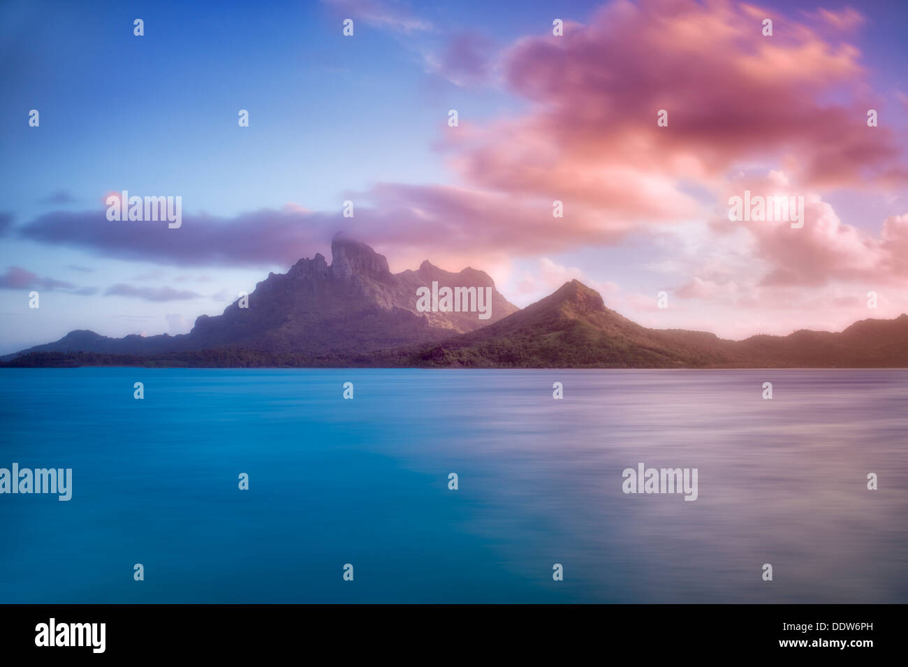 Mt. Otemanu au coucher du soleil. Bora Bora. La Polynésie française. Banque D'Images