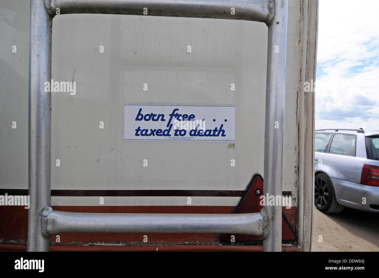 Pendine Sands, Wales, UK . 07Th Nov, 2013. Né libre - imposés à mort autocollant sur véhicule à Pendine Sands aujourd'hui. Credit : Phil Rees/Alamy Live News Banque D'Images