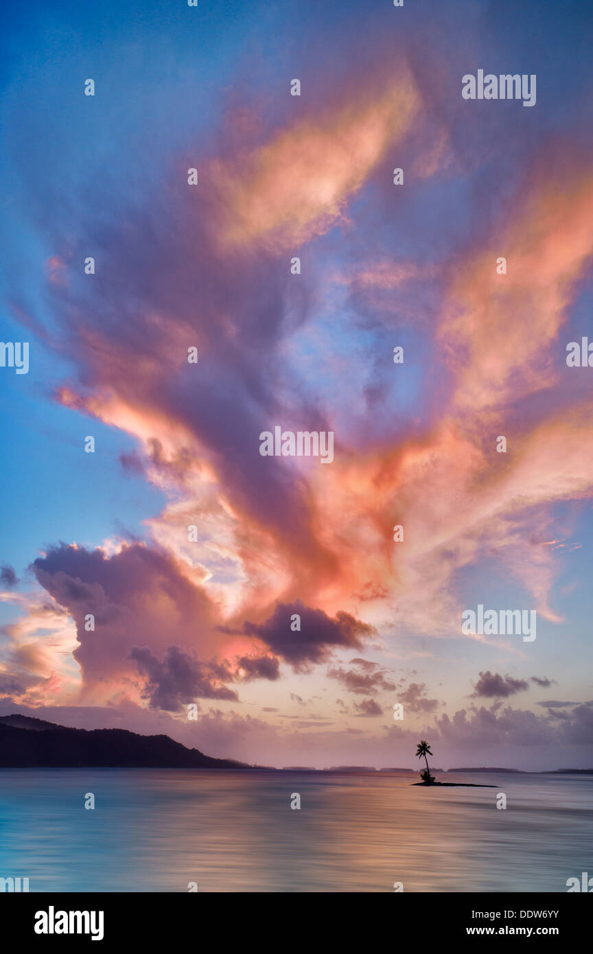 Petite île et le coucher du soleil les nuages. Bora Bora. Polynésie Française Banque D'Images