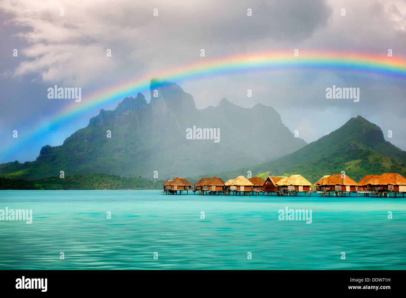 Bungalows sur l'eau avec rainbow et Mt. Otemanu. Bora Bora. Polynésie Française Banque D'Images